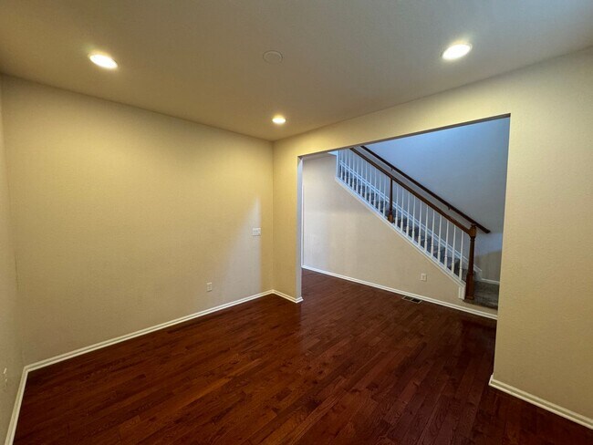 Building Photo - Well maintained Home with 4 bedrooms 3 bat...