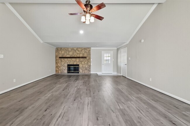 Building Photo - 10603 Highland Woods Dr