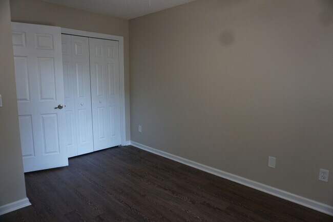 Building Photo - 4 Bedroom 2 Bathroom Home with Garage