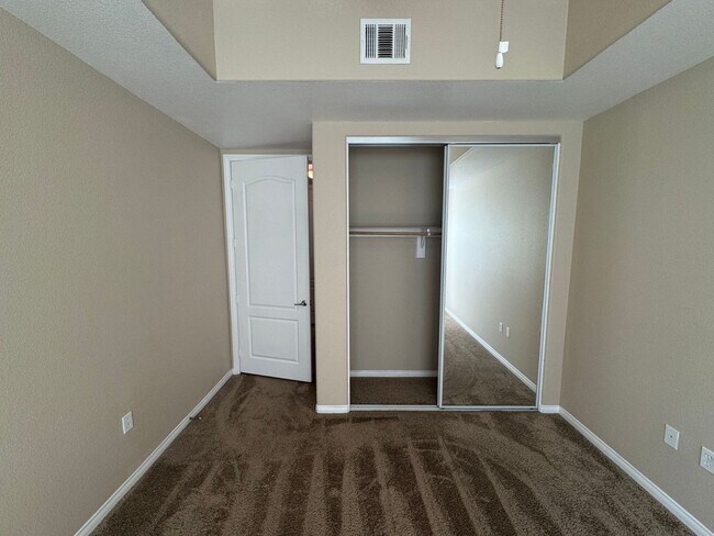 Building Photo - SPACIOUS BOTTOM FLOOR 2 BEDROOM IN THE GATED MANHATTAN CONDOS