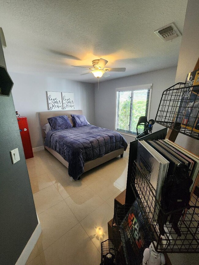 Building Photo - 3760 NW 19th St