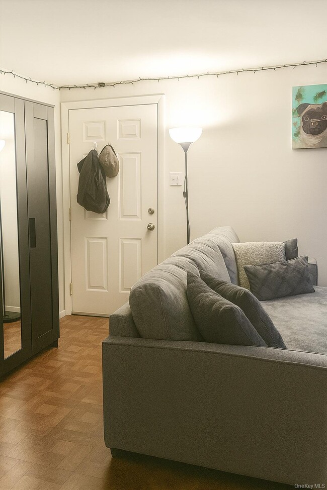 Building Photo - 10 Village Cir W