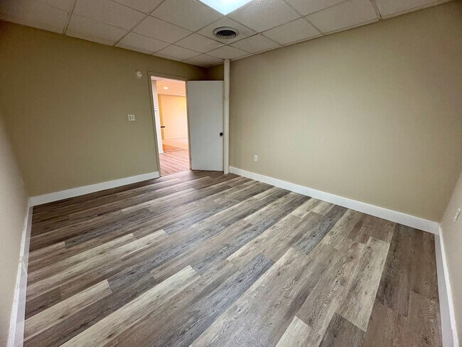 Building Photo - 1325 W Poplar St