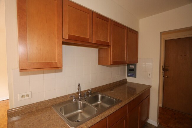 Building Photo - 513 W Briar Pl