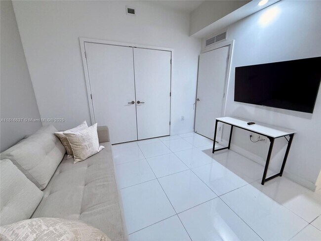 Building Photo - 851 NE 1st Ave