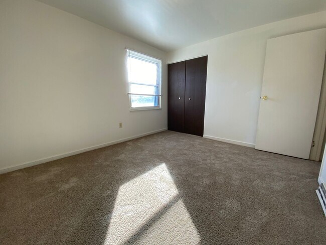 Building Photo - Beautiful Brick 2 BR Townhouse in Great Ze...