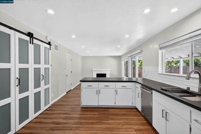 Building Photo - 121 Violet Rd