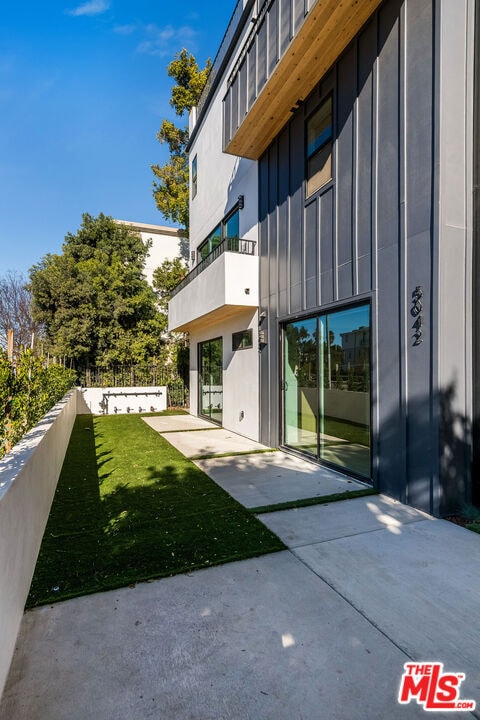 Building Photo - 5042 Laurel Canyon Blvd