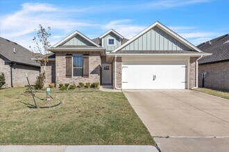 Building Photo - Nearly New Yukon Schools