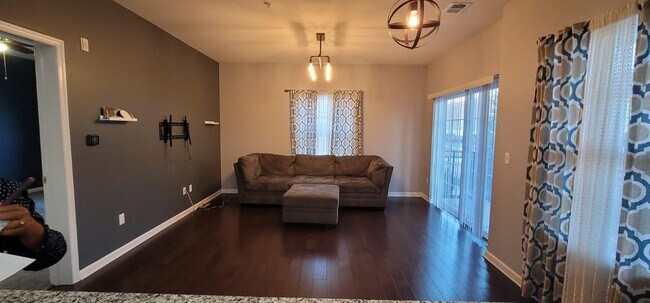 Primary Photo - 712 Strassle Way