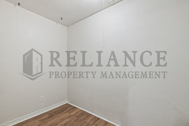 Building Photo - 2808 S Glenn Ave