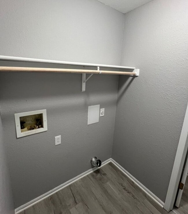 Building Photo - Renovated 3 Bedroom Duplex in Raytown!