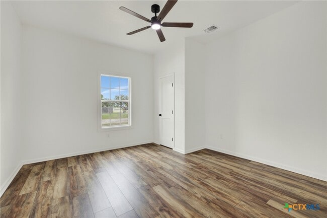 Building Photo - 312 N La Vernia St