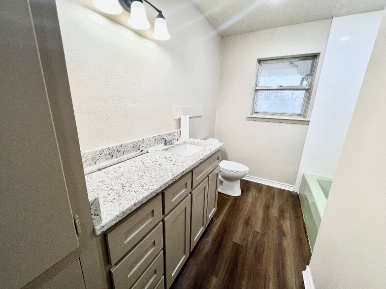 Building Photo - 506 Mary St