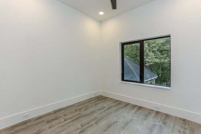 Building Photo - 3404 Saltus St