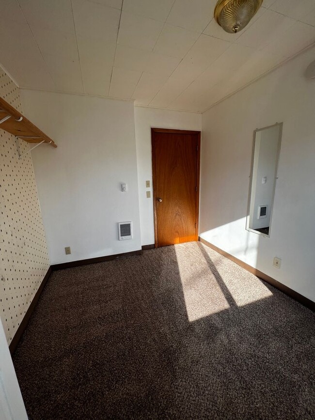 Building Photo - Vine Maple Triplex