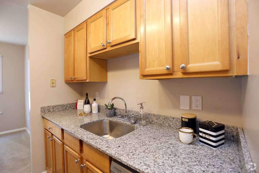 Kitchen - Creekside North Apartments