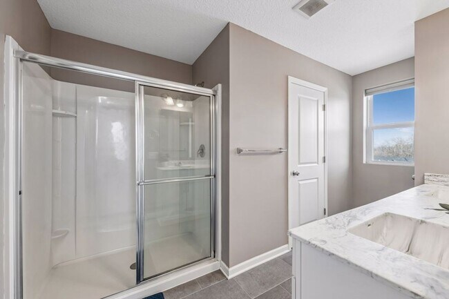 Building Photo - Spacious 3bed 3bath Townhome in Chaska!