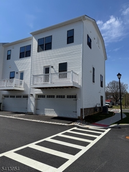 Building Photo - 106 E Stiger St