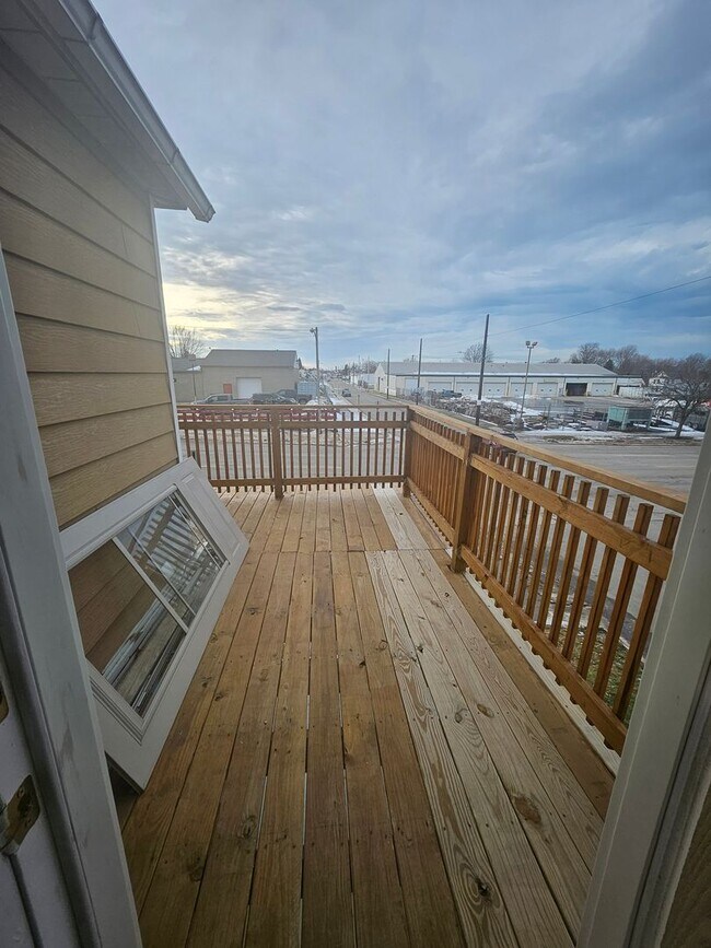 Building Photo - Upper 3 bedroom unit west side