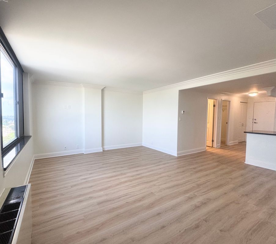 Building Photo - 700 E 8th St