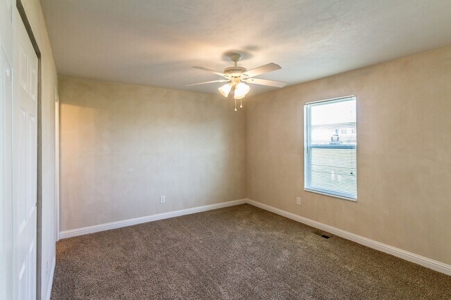 Building Photo - 2 bed 2 bth duplex- available now