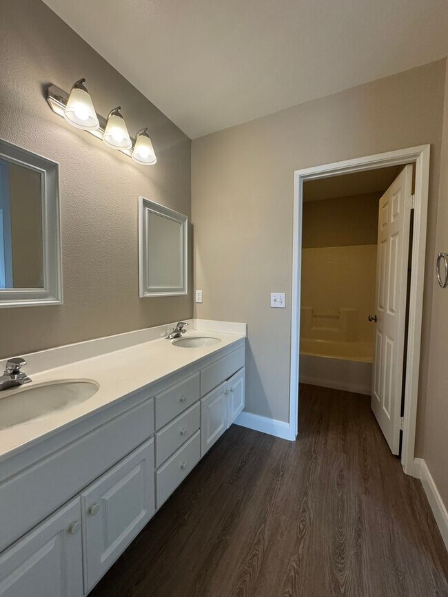 Building Photo - 3 Bed 2.5 Bath Townhome in Orange