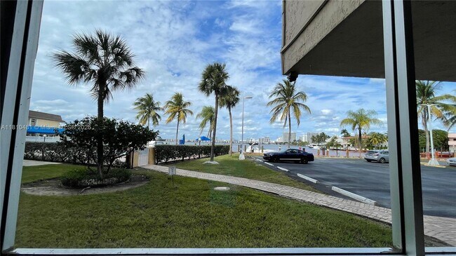 Building Photo - 2821 N Miami Beach Blvd