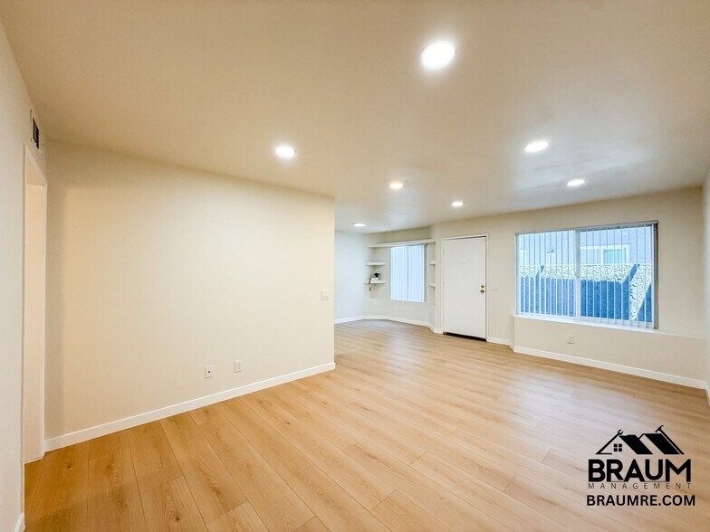 Building Photo - 15000 Burbank Blvd