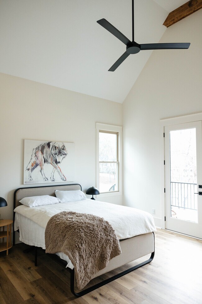 Building Photo - 1031 Pinehurst Dr