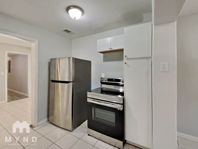 Building Photo - 1033 Busac Ave