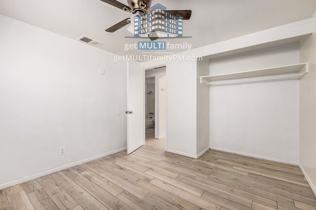 Building Photo - 1402 W Mercer Ln