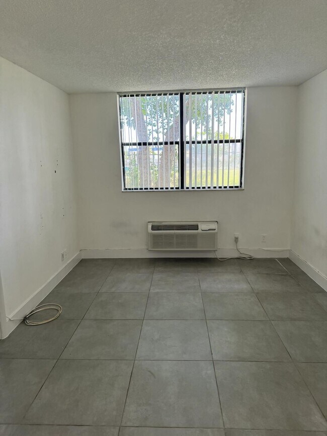 Building Photo - 2401 Riverside Dr