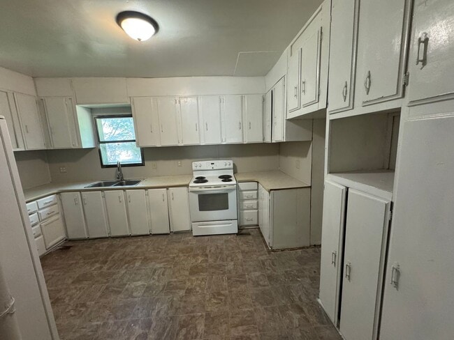Building Photo - $795 - 2 bed 1 bath - Single Family Home