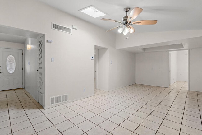Building Photo - 1600 Sumac Dr