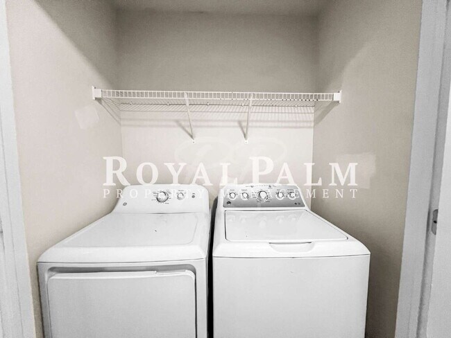 Building Photo - 4BR/2BA Duplex Living in Vistanna Villas + Washer & Dryer! — Space, Style, and Laundry Convenienc...