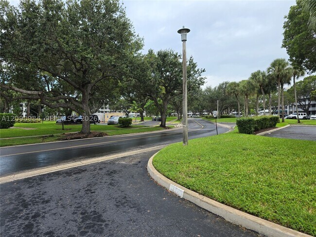 Building Photo - 1526 Whitehall Dr