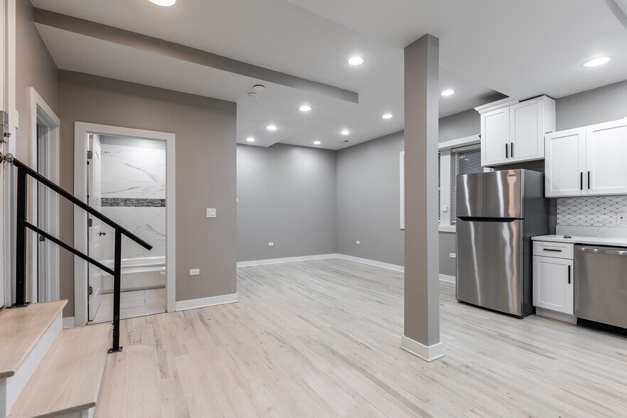 Building Photo - 1430 N Maplewood Ave