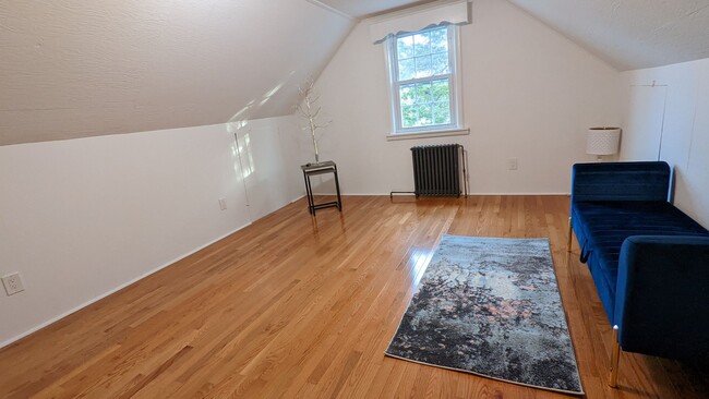 Building Photo - 3 Bedroom Home- Great Location in Darien