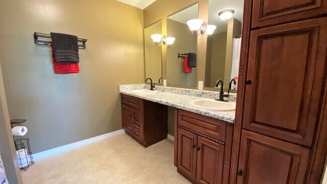 Building Photo - Gorgeous 3 Bedroom, 2 Bathroom Split Level...