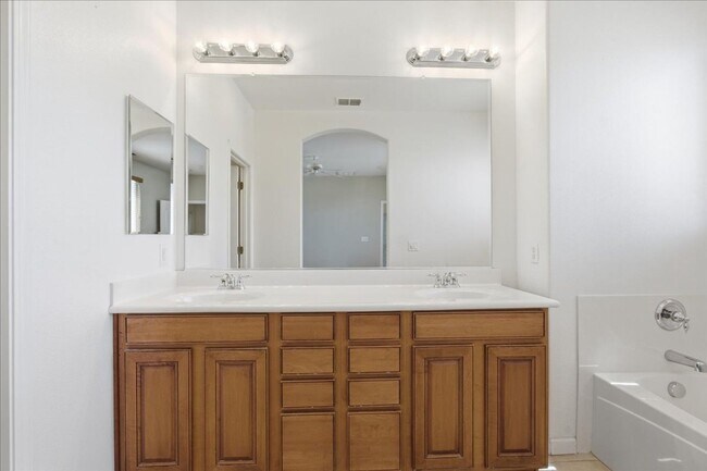 Building Photo - 2803 Crested St