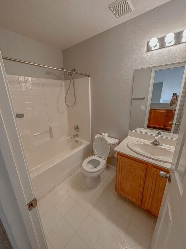 Building Photo - Spacious 3 Bedroom, 2.5 Bath Home with No ...