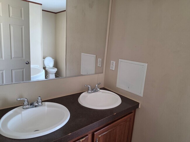 Building Photo - 3 bedroom 2 bath in Clovis