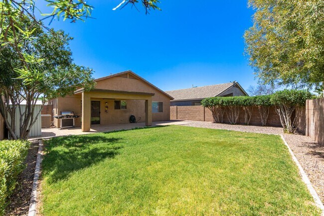 Building Photo - Stunning 3 Bed/2 Bath Home in Gated Commun...