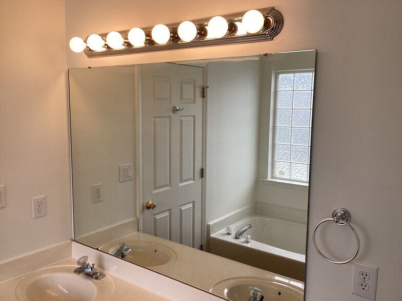 Building Photo - 1004 Christobal Ct