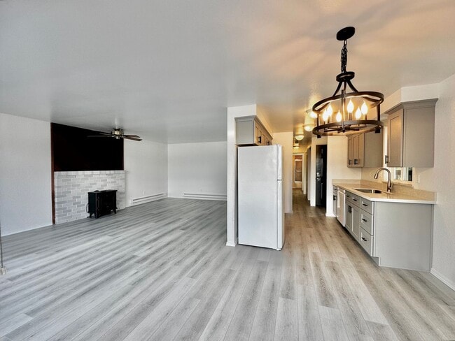 Building Photo - Newly Remodeled Top-Floor Duplex w/ Lake a...