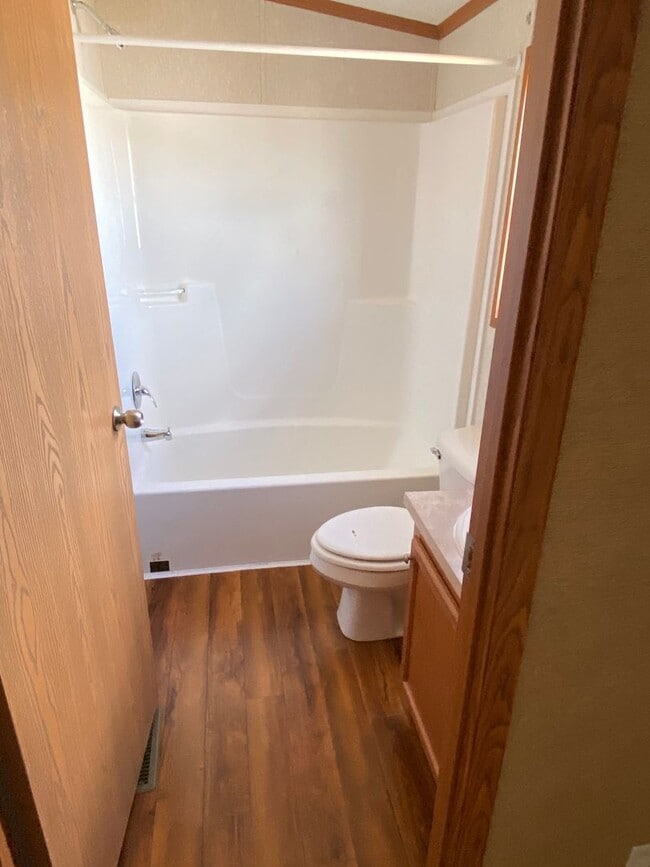 Building Photo - 3 bedroom 2 bath PET FRIENDLY!