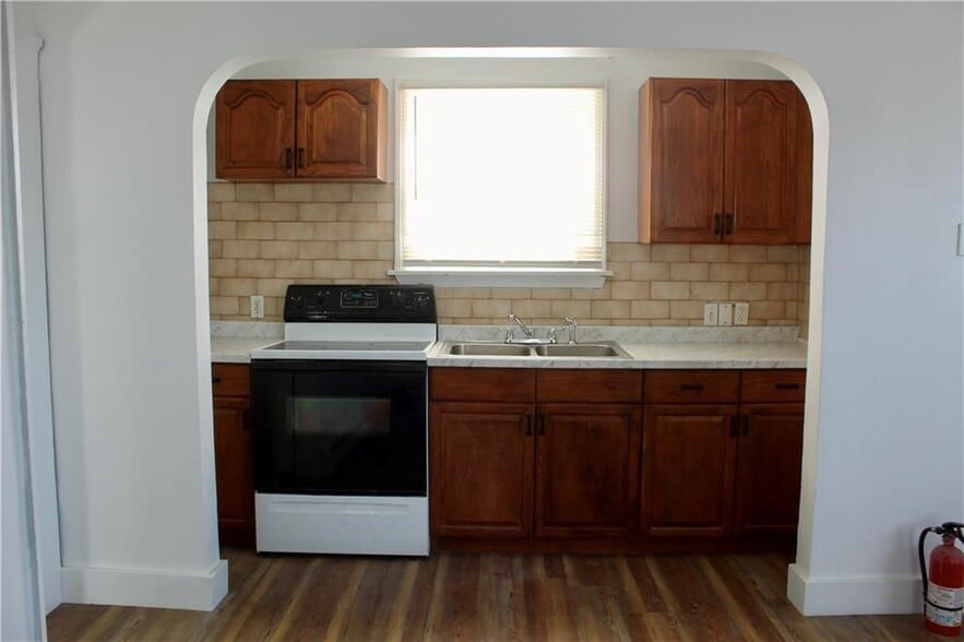 Building Photo - 204 Lewis St