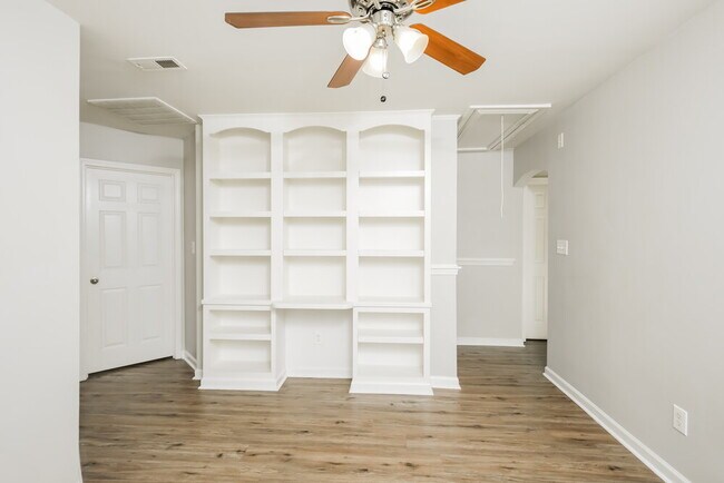 Building Photo - 802 Shefford Town Dr