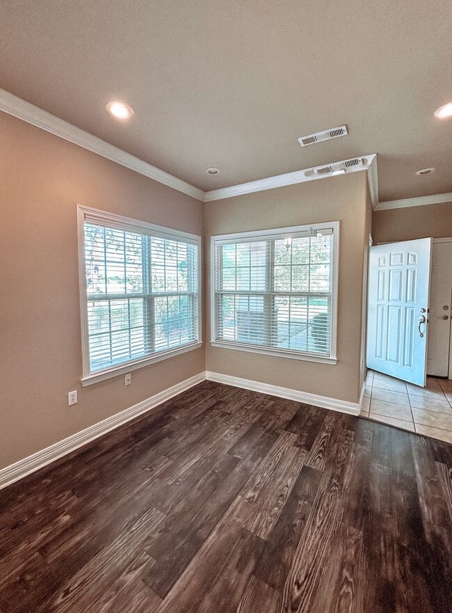 Building Photo - ** Move-in Special** Beautiful Townhome in...